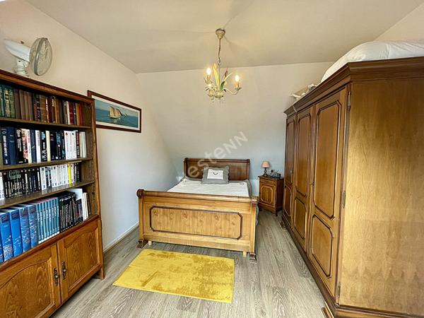 A vendre à Saint-Aubin-d'Aubigné maison de 102m² habitable, 5 chambres dont une au rez-de-chaussée avec salle d'eau attenante, terrain 580m² sans vis à vis exposé plein sud