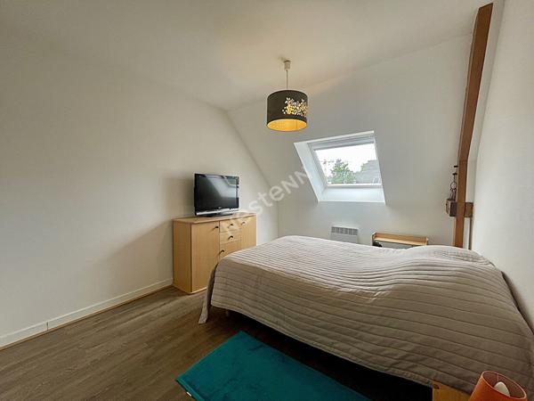 A vendre à Saint-Aubin-d'Aubigné maison de 102m² habitable, 5 chambres dont une au rez-de-chaussée avec salle d'eau attenante, terrain 580m² sans vis à vis exposé plein sud