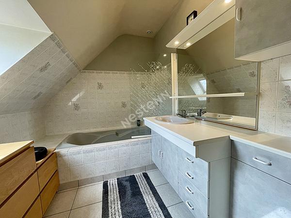 A vendre à Saint-Aubin-d'Aubigné maison de 102m² habitable, 5 chambres dont une au rez-de-chaussée avec salle d'eau attenante, terrain 580m² sans vis à vis exposé plein sud