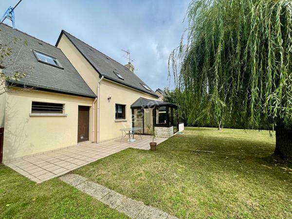 A vendre à Saint-Aubin-d'Aubigné maison de 102m² habitable, 5 chambres dont une au rez-de-chaussée avec salle d'eau attenante, terrain 580m² sans vis à vis exposé plein sud