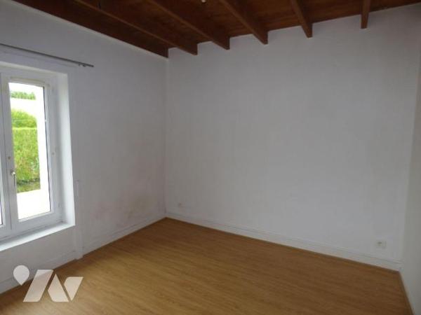 Ensemble composé de deux maisons contigües en pierre et masse sous tuiles , comprenant :
1° ) ...