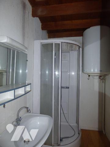 Ensemble composé de deux maisons contigües en pierre et masse sous tuiles , comprenant :
1° ) ...