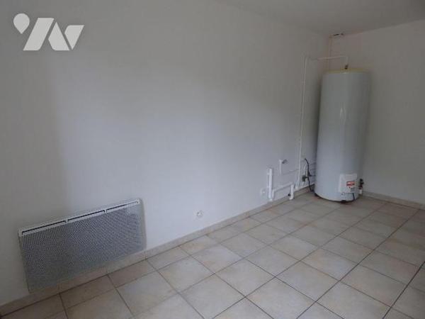 Ensemble composé de deux maisons contigües en pierre et masse sous tuiles , comprenant :
1° ) ...