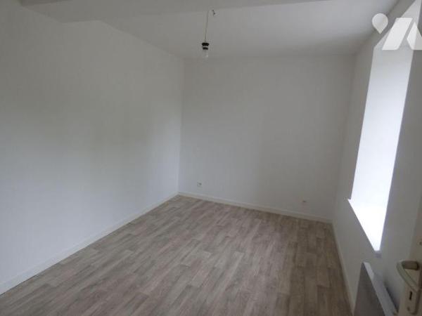 Ensemble composé de deux maisons contigües en pierre et masse sous tuiles , comprenant :
1° ) ...