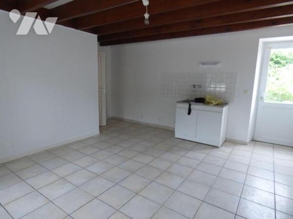 Ensemble composé de deux maisons contigües en pierre et masse sous tuiles , comprenant :
1° ) ...