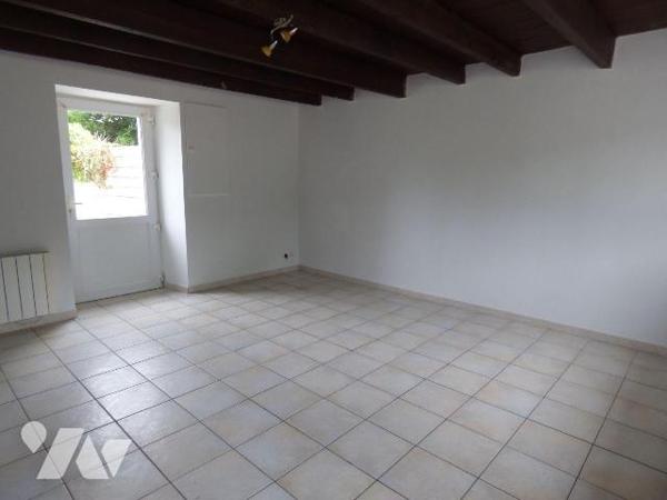 Ensemble composé de deux maisons contigües en pierre et masse sous tuiles , comprenant :
1° ) ...