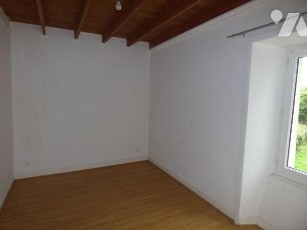 Ensemble composé de deux maisons contigües en pierre et masse sous tuiles , comprenant :
1° ) ...