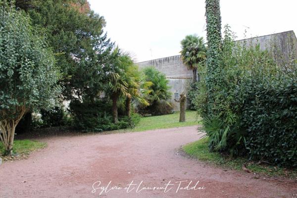 A L'ABRI DES REGARDS, MAISON INDIVIDUELLE DE PLAIN PIED EN PLEIN COEUR DE VILLE