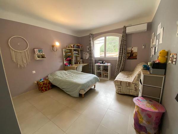 A vendre maison rénovée à Grans 150m2 avec un terrain de 5300m2