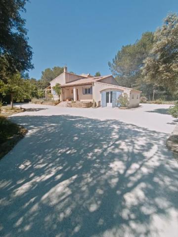 A vendre maison rénovée à Grans 150m2 avec un terrain de 5300m2