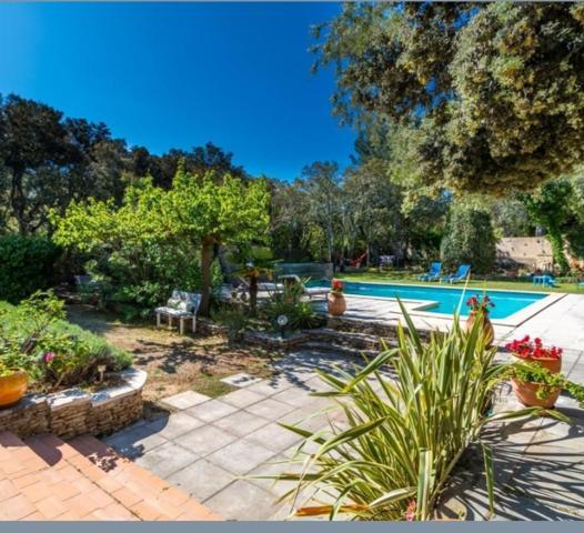 A vendre maison rénovée à Grans 150m2 avec un terrain de 5300m2