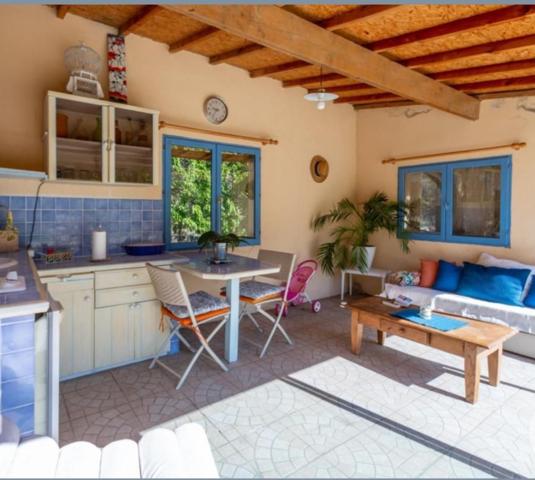 A vendre maison rénovée à Grans 150m2 avec un terrain de 5300m2