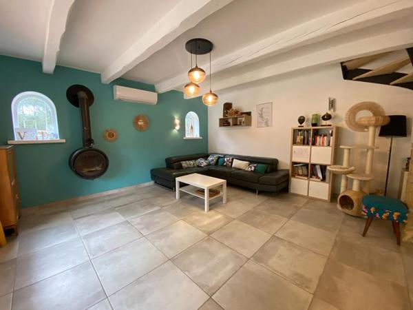 A vendre maison rénovée à Grans 150m2 avec un terrain de 5300m2