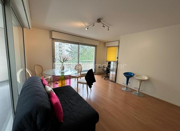 Opportunité spécial investisseur ou primo-accedant 2 pièces lumineux avec terrasse, cave et parking
 
À découvrir sans tarder !

Appartement renové 
 
Je vous présente, ce bel appartement récemment rénové de 2 pièces, idéal pour un premier achat, situé dans une résidence récente et bien entretenue à Charenton-le-Pont.

Il se compose d’une entrée accueillante avec placard, d’un séjour spacieux et lumineux avec deux grandes baies vitrées ouvrant sur une superbe terrasse filante.

Une cuisine indépendante, une belle chambre confortable, une salle de bains et des toilettes séparées.

Une cave et une place de parking complètent ce bien.
 
✅ Les atouts ++

•        Appartement rénové en aout 2026
•        Résidence moderne de standing sécurisée avec gardienne
•        Luminosité optimale grâce à l’exposition
•        Cave et place de parking privative
•        Commerces à proximité immédiate
•        Proche des transports
•        Fenêtre en aluminium double vitrage
•        Ravalement récent et faibles charges
•        Accès aux personnes à mobilité réduite
•        Excellent rendement locatif
 
Un bien parfaitement adapté pour un premier investissement ou une première acquisition, offrant confort, praticité et qualité de vie dans un quartier recherché en plein développement.
 
Contactez-moi sans tarder pour une visite : 06 32 93 56 87

-----------------------------------------------------------------------------------------------------------------
Selon l’article L.561.5 du Code Monétaire et Financier, pour l’organisation de la visite, la présentation d’une pièce d’identité vous sera demandée.
------------------------------------------------------------------------------------------------------------------