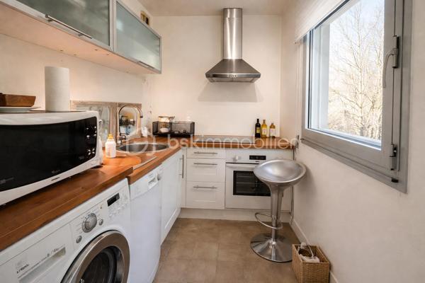 Opportunité spécial investisseur ou primo-accedant 2 pièces lumineux avec terrasse, cave et parking
 
À découvrir sans tarder !

Appartement renové 
 
Je vous présente, ce bel appartement récemment rénové de 2 pièces, idéal pour un premier achat, situé dans une résidence récente et bien entretenue à Charenton-le-Pont.

Il se compose d’une entrée accueillante avec placard, d’un séjour spacieux et lumineux avec deux grandes baies vitrées ouvrant sur une superbe terrasse filante.

Une cuisine indépendante, une belle chambre confortable, une salle de bains et des toilettes séparées.

Une cave et une place de parking complètent ce bien.
 
✅ Les atouts ++

•        Appartement rénové en aout 2026
•        Résidence moderne de standing sécurisée avec gardienne
•        Luminosité optimale grâce à l’exposition
•        Cave et place de parking privative
•        Commerces à proximité immédiate
•        Proche des transports
•        Fenêtre en aluminium double vitrage
•        Ravalement récent et faibles charges
•        Accès aux personnes à mobilité réduite
•        Excellent rendement locatif
 
Un bien parfaitement adapté pour un premier investissement ou une première acquisition, offrant confort, praticité et qualité de vie dans un quartier recherché en plein développement.
 
Contactez-moi sans tarder pour une visite : 06 32 93 56 87

-----------------------------------------------------------------------------------------------------------------
Selon l’article L.561.5 du Code Monétaire et Financier, pour l’organisation de la visite, la présentation d’une pièce d’identité vous sera demandée.
------------------------------------------------------------------------------------------------------------------