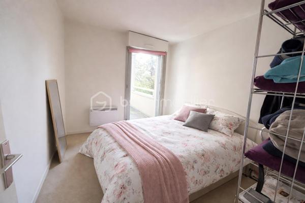 Opportunité spécial investisseur ou primo-accedant 2 pièces lumineux avec terrasse, cave et parking
 
À découvrir sans tarder !

Appartement renové 
 
Je vous présente, ce bel appartement récemment rénové de 2 pièces, idéal pour un premier achat, situé dans une résidence récente et bien entretenue à Charenton-le-Pont.

Il se compose d’une entrée accueillante avec placard, d’un séjour spacieux et lumineux avec deux grandes baies vitrées ouvrant sur une superbe terrasse filante.

Une cuisine indépendante, une belle chambre confortable, une salle de bains et des toilettes séparées.

Une cave et une place de parking complètent ce bien.
 
✅ Les atouts ++

•        Appartement rénové en aout 2026
•        Résidence moderne de standing sécurisée avec gardienne
•        Luminosité optimale grâce à l’exposition
•        Cave et place de parking privative
•        Commerces à proximité immédiate
•        Proche des transports
•        Fenêtre en aluminium double vitrage
•        Ravalement récent et faibles charges
•        Accès aux personnes à mobilité réduite
•        Excellent rendement locatif
 
Un bien parfaitement adapté pour un premier investissement ou une première acquisition, offrant confort, praticité et qualité de vie dans un quartier recherché en plein développement.
 
Contactez-moi sans tarder pour une visite : 06 32 93 56 87

-----------------------------------------------------------------------------------------------------------------
Selon l’article L.561.5 du Code Monétaire et Financier, pour l’organisation de la visite, la présentation d’une pièce d’identité vous sera demandée.
------------------------------------------------------------------------------------------------------------------