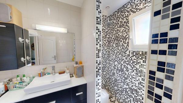 Villa de Plain-Pied avec garage de 50 m²  et vue dégagée sur les montagnes