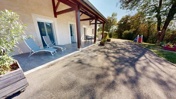 Villa de Plain-Pied avec garage de 50 m²  et vue dégagée sur les montagnes