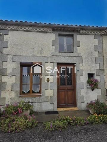 Magnifique hameau de trois maisons avec dépendances et plus de cinq hectares attenants.