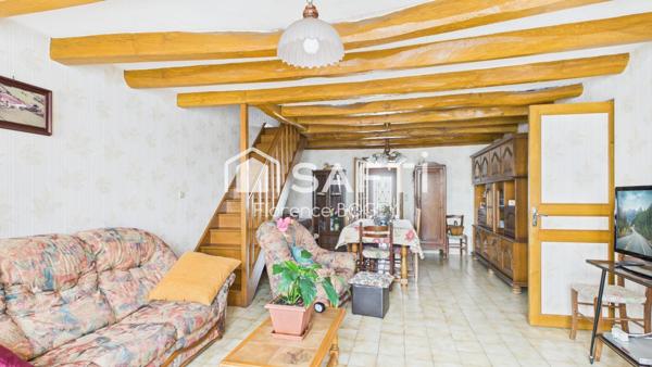 Magnifique hameau de trois maisons avec dépendances et plus de cinq hectares attenants.