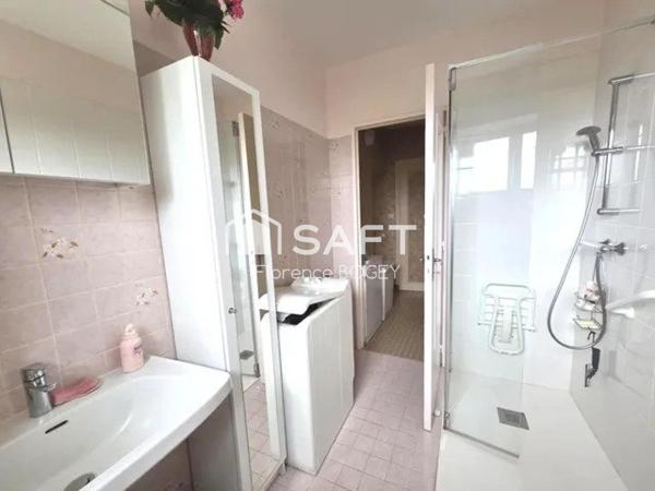 Magnifique hameau de trois maisons avec dépendances et plus de cinq hectares attenants.