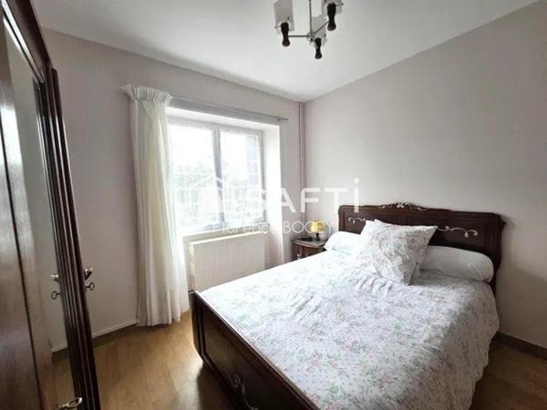 Magnifique hameau de trois maisons avec dépendances et plus de cinq hectares attenants.