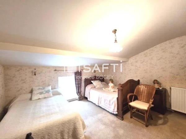 Magnifique hameau de trois maisons avec dépendances et plus de cinq hectares attenants.