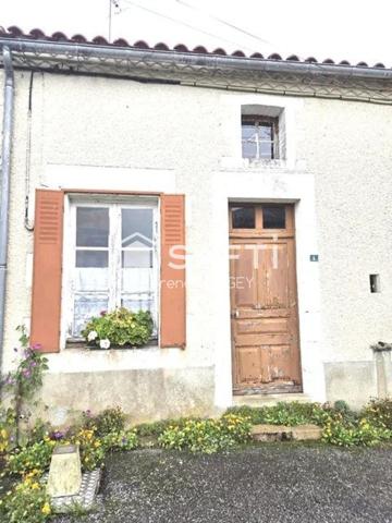 Magnifique hameau de trois maisons avec dépendances et plus de cinq hectares attenants.