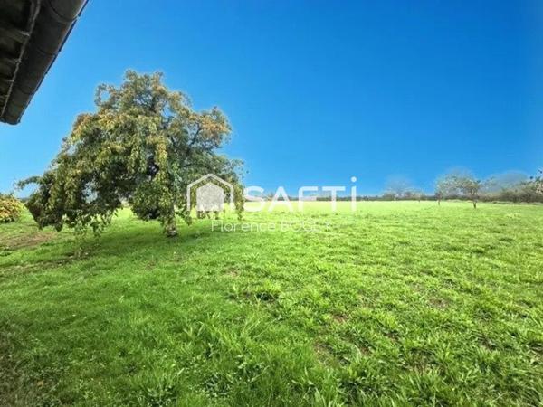 Magnifique hameau de trois maisons avec dépendances et plus de cinq hectares attenants.