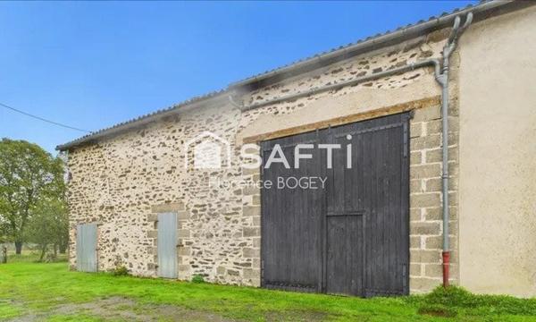 Magnifique hameau de trois maisons avec dépendances et plus de cinq hectares attenants.