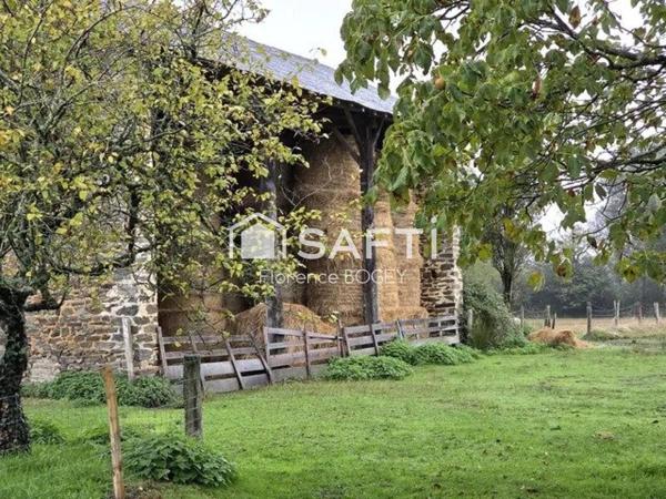 Magnifique hameau de trois maisons avec dépendances et plus de cinq hectares attenants.