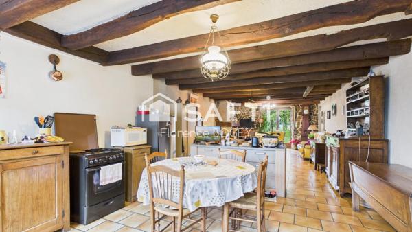 Magnifique hameau de trois maisons avec dépendances et plus de cinq hectares attenants.