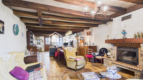 Magnifique hameau de trois maisons avec dépendances et plus de cinq hectares attenants.