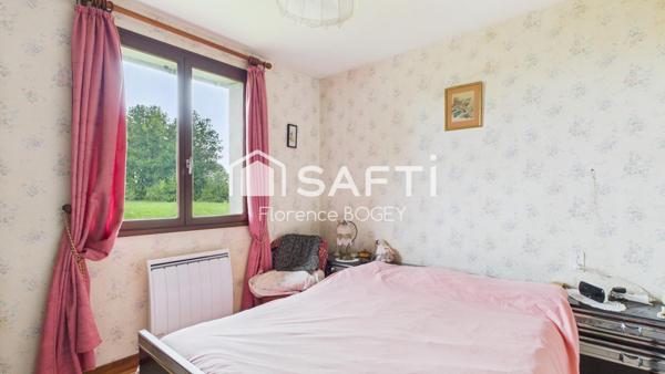 Magnifique hameau de trois maisons avec dépendances et plus de cinq hectares attenants.