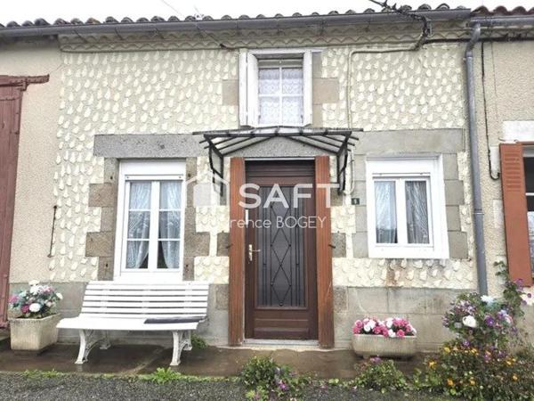 Magnifique hameau de trois maisons avec dépendances et plus de cinq hectares attenants.