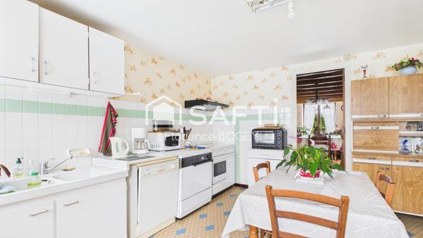 Magnifique hameau de trois maisons avec dépendances et plus de cinq hectares attenants.