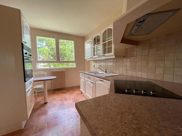 Rd Point de Paris - Dans une copropriété bien entretenue avec ascenseur, bel appartement trois pièces et lumineux. Parking , cave et balcon.