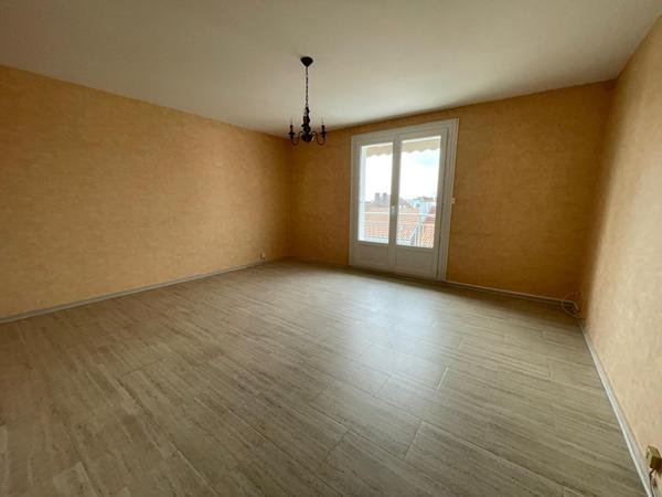 Rd Point de Paris - Dans une copropriété bien entretenue avec ascenseur, bel appartement trois pièces et lumineux. Parking , cave et balcon.