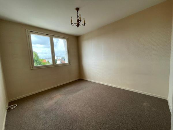 Rd Point de Paris - Dans une copropriété bien entretenue avec ascenseur, bel appartement trois pièces et lumineux. Parking , cave et balcon.