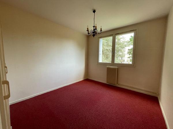 Rd Point de Paris - Dans une copropriété bien entretenue avec ascenseur, bel appartement trois pièces et lumineux. Parking , cave et balcon.