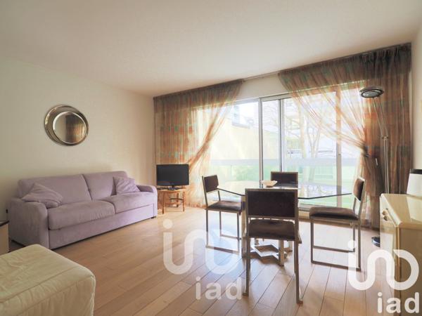 Appartement 2 pièces de 53 m² à Paris (75015)