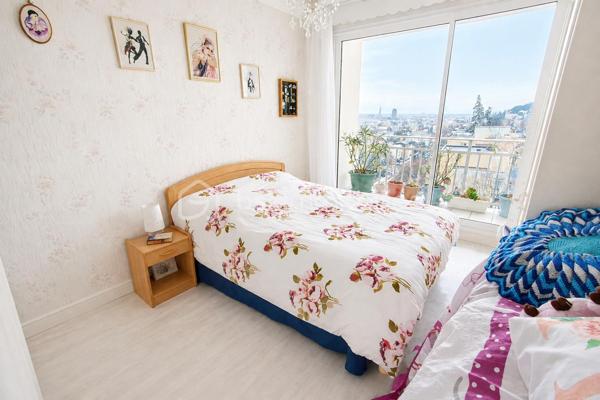 Cet appartement T2 de 42 m² offre un salon-séjour lumineux de 17 m² s’ouvrant sur un balcon exposé ouest, avec un panorama dégagé sur la ville du Havre et une vue s’étendant jusqu’à la mer. Un cadre de vie agréable et lumineux tout au long de la journée.

La cuisine aménagée et équipée, actuellement semi-ouverte sur la pièce de vie, offre la possibilité d’être entièrement ouverte afin de créer un bel espace de vie moderne et convivial.
La chambre bénéficie de la même exposition ouest et dispose également de son propre balcon, offrant une vue dégagée sur la ville et la mer.
Une salle de douche ainsi qu’un WC indépendant complètent l’ensemble.
Le bien est situé au sein d’une copropriété parfaitement entretenue avec ascenseur.

Il est vendu avec une place de parking privative en sous-sol, un véritable atout sur le secteur, ainsi qu’une cave. Un local vélo est également présent dans la copropriété.

Aucune procédure en cours.

Les charges mensuelles s’élèvent à 200 € et comprennent le chauffage, l’eau chaude, l’entretien des parties communes ainsi que le stationnement.

👉 Un bien rare sur le secteur, idéal en résidence principale, pied-à-terre ou investissement locatif de qualité.
📞 Contactez-nous pour organiser une visite.