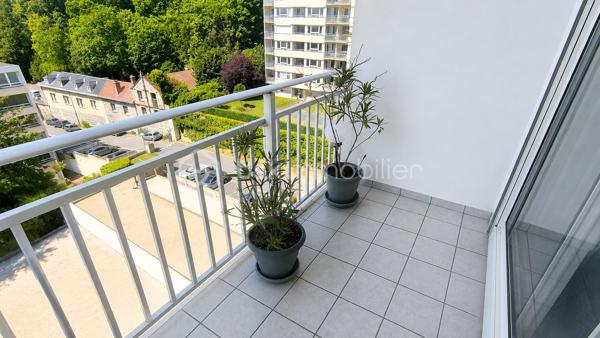 Cet appartement T2 de 42 m² offre un salon-séjour lumineux de 17 m² s’ouvrant sur un balcon exposé ouest, avec un panorama dégagé sur la ville du Havre et une vue s’étendant jusqu’à la mer. Un cadre de vie agréable et lumineux tout au long de la journée.

La cuisine aménagée et équipée, actuellement semi-ouverte sur la pièce de vie, offre la possibilité d’être entièrement ouverte afin de créer un bel espace de vie moderne et convivial.
La chambre bénéficie de la même exposition ouest et dispose également de son propre balcon, offrant une vue dégagée sur la ville et la mer.
Une salle de douche ainsi qu’un WC indépendant complètent l’ensemble.
Le bien est situé au sein d’une copropriété parfaitement entretenue avec ascenseur.

Il est vendu avec une place de parking privative en sous-sol, un véritable atout sur le secteur, ainsi qu’une cave. Un local vélo est également présent dans la copropriété.

Aucune procédure en cours.

Les charges mensuelles s’élèvent à 200 € et comprennent le chauffage, l’eau chaude, l’entretien des parties communes ainsi que le stationnement.

👉 Un bien rare sur le secteur, idéal en résidence principale, pied-à-terre ou investissement locatif de qualité.
📞 Contactez-nous pour organiser une visite.