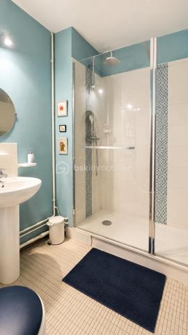 Cet appartement T2 de 42 m² offre un salon-séjour lumineux de 17 m² s’ouvrant sur un balcon exposé ouest, avec un panorama dégagé sur la ville du Havre et une vue s’étendant jusqu’à la mer. Un cadre de vie agréable et lumineux tout au long de la journée.

La cuisine aménagée et équipée, actuellement semi-ouverte sur la pièce de vie, offre la possibilité d’être entièrement ouverte afin de créer un bel espace de vie moderne et convivial.
La chambre bénéficie de la même exposition ouest et dispose également de son propre balcon, offrant une vue dégagée sur la ville et la mer.
Une salle de douche ainsi qu’un WC indépendant complètent l’ensemble.
Le bien est situé au sein d’une copropriété parfaitement entretenue avec ascenseur.

Il est vendu avec une place de parking privative en sous-sol, un véritable atout sur le secteur, ainsi qu’une cave. Un local vélo est également présent dans la copropriété.

Aucune procédure en cours.

Les charges mensuelles s’élèvent à 200 € et comprennent le chauffage, l’eau chaude, l’entretien des parties communes ainsi que le stationnement.

👉 Un bien rare sur le secteur, idéal en résidence principale, pied-à-terre ou investissement locatif de qualité.
📞 Contactez-nous pour organiser une visite.