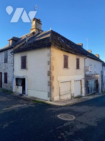 Une maison composé d'un rez-de-chaussée de deux pièces, et d'un premier étage avec grenier.