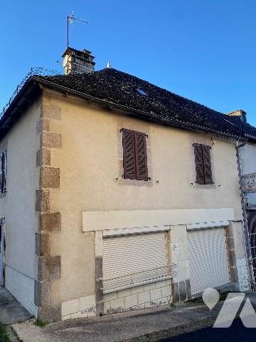 Une maison composé d'un rez-de-chaussée de deux pièces, et d'un premier étage avec grenier.
