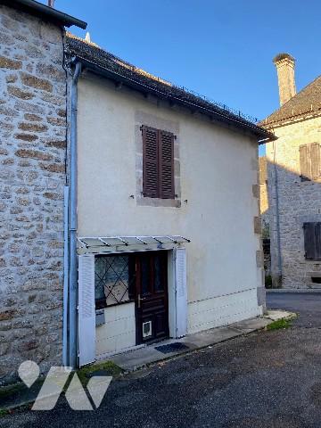 Une maison composé d'un rez-de-chaussée de deux pièces, et d'un premier étage avec grenier.