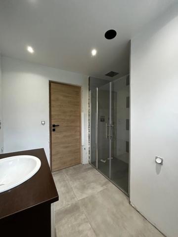 TOURNON (73) - MAISON Rénovée Type 4 + T2 - TERRAIN 1015 m2