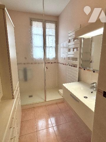 CHARTRES - HYPER CENTRE, DANS PETITE COPROPRIETE 
BEAU 4 PIECES 74m² HAB.– SOLEIL DU MATIN