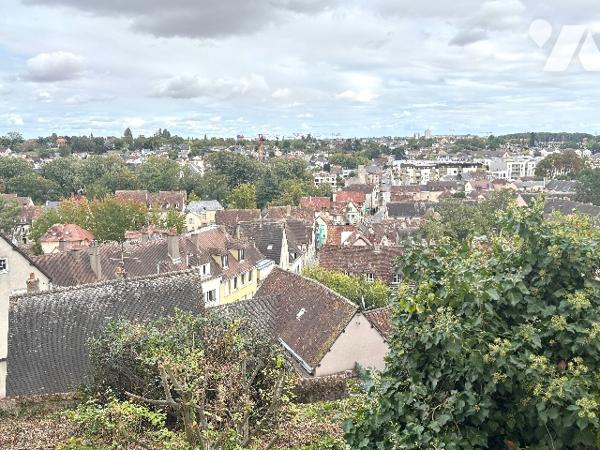 CHARTRES - HYPER CENTRE, DANS PETITE COPROPRIETE 
BEAU 4 PIECES 74m² HAB.– SOLEIL DU MATIN